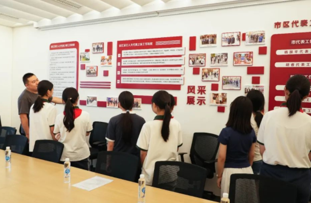 将校园里的搬进底层实践点将实践点与校园讲堂串联起来互动 将校园里的搬进底层实践点将实践点与校园讲堂串联起来互动