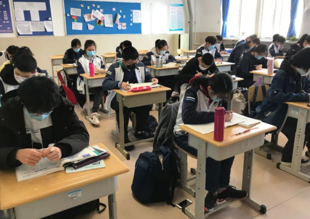 打破传统讲堂壁垒让师友合作成为提升教学质量的核心引擎 打破传统讲堂壁垒让师友合作成为提升教学质量的核心引擎