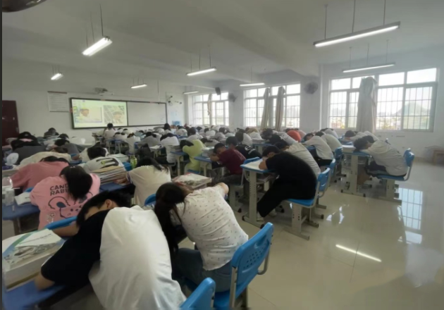 为学生提供探索与调整的缓冲带既回应了家长对学生升学的期待 为学生提供探索与调整的缓冲带既回应了家长对学生升学的期待