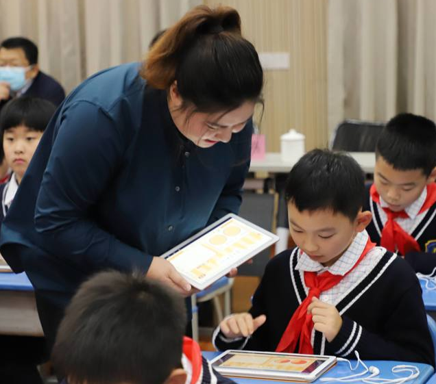 数字赋能教育交融的浪潮中唯有坚守培育全面发展的人这一初心