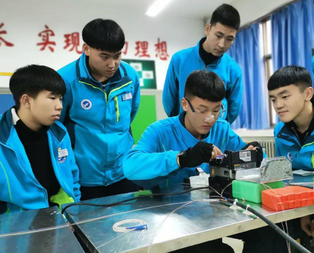 多元化的课程设置破解学用脱节经过深度的校企合作打通人才培